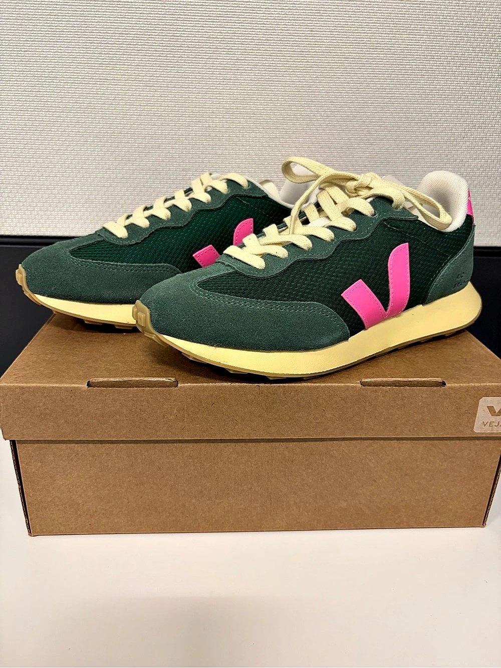 Veja Rio Branco II Alveomesh Green & Pink US 6 NWT